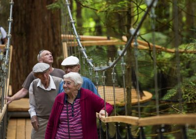 Ältere Gäste begehen den Treewalk
